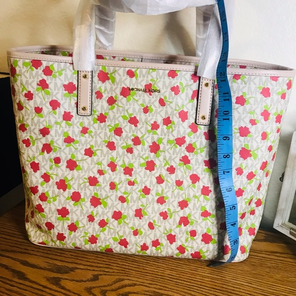 Michael Kors Tote (Authentic) - Picture 14 of 15